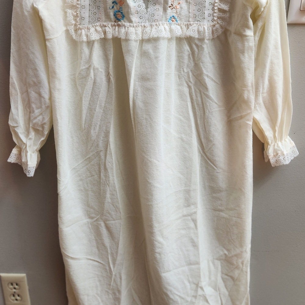 Vintage ILGWU Cream Lace-Floral Women's MediuNightgown